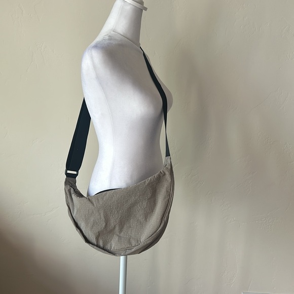 H & M Crossbody Bag with Adjustable Strap. Khaki bag with Black Strap.Never used - Picture 2 of 6